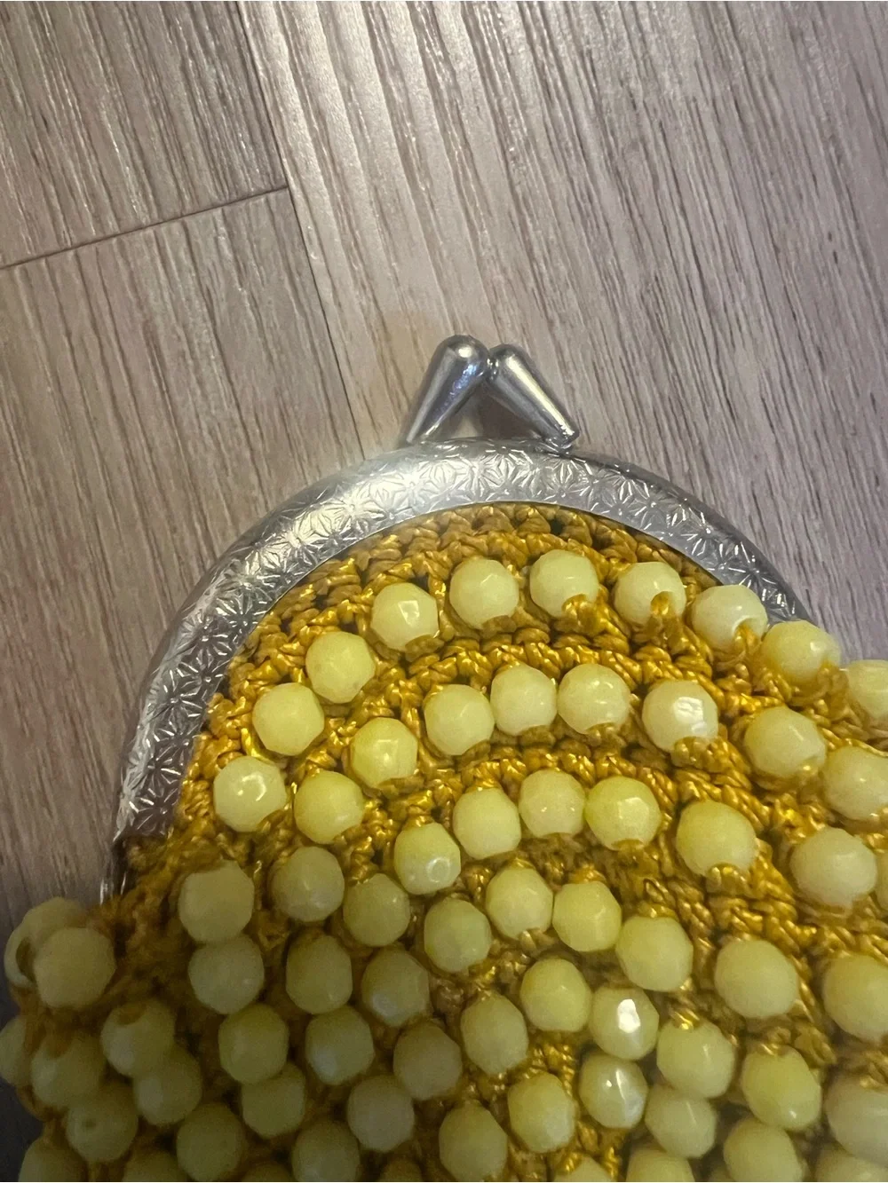 50’s-60’s yellow beaded kiss lock coin purse excellent condition!
